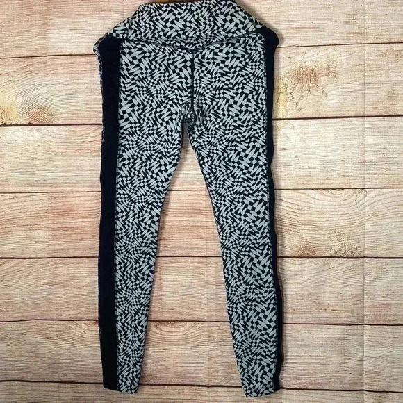 Nike Dry-Fit Women’s Abstract Leggings Medium - Picture 6 of 8